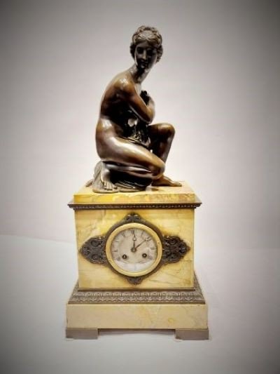 Orologio da tavolo in bronzo su base in marmo 